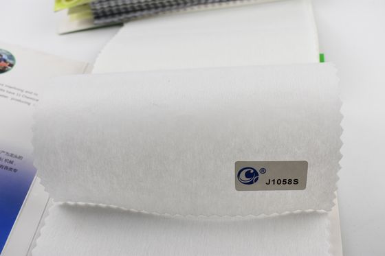 Zwakke 100% polyester borduurwerk Ondersteuning Niet-geweven stof voor kledingstukken Fusing Interfacing