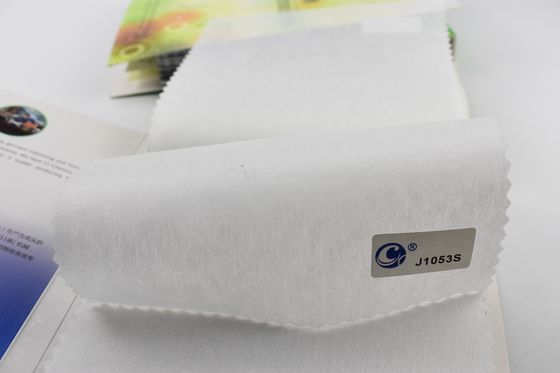 Zwakke 100% polyester borduurwerk Ondersteuning Niet-geweven stof voor kledingstukken Fusing Interfacing