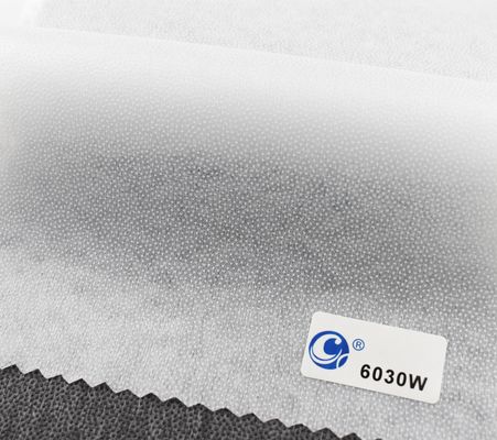 Vervaardiging van kledingstukken van 100% polyester niet-geweven fuseerbaar materiaal