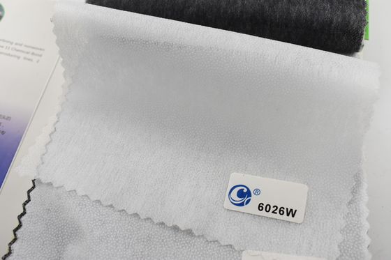 Vervaardiging van kledingstukken van 100% polyester niet-geweven fuseerbaar materiaal